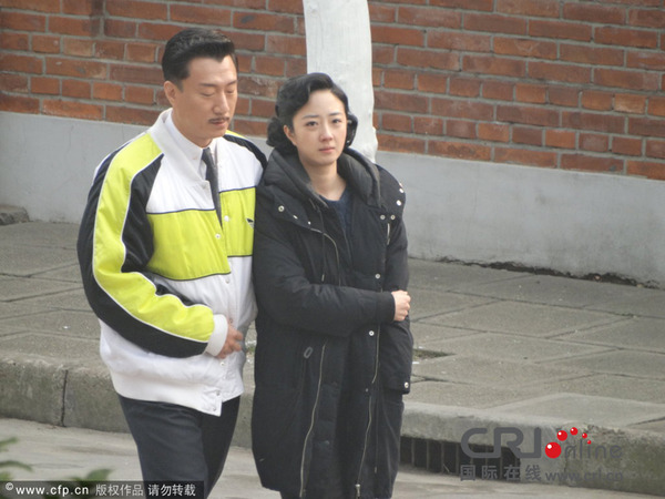 《触不可及》杀青日 桂纶镁遭孙红雷搂肩显小鸟依人|戏份|杀青_凤凰娱乐