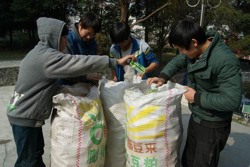 鹤峰县走马镇民族中心学校开展垃圾分类进校园