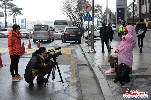 日本驻韩使馆前的少女铜像冬天不再寒冷|韩国