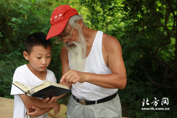 《“英语爷爷”义务辅导目击记》(拍客:龙在野)