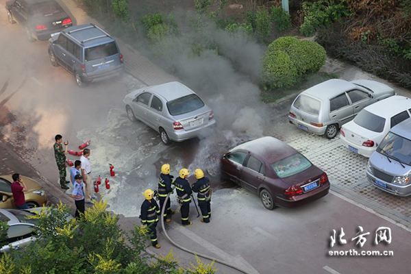 《小区内私家车自燃,消防车很难进入》(拍客:gqj815)