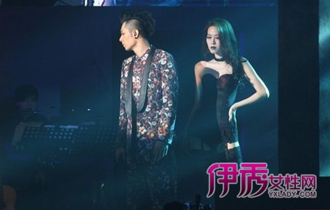 周柏豪演唱会与绯闻女友激吻粉丝尖叫不断|周柏豪|舞蹈_凤凰音乐