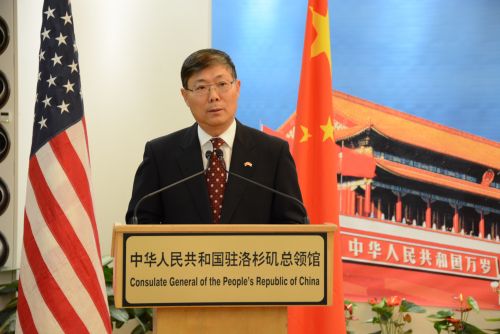 中国驻洛杉矶总领事刘健在招待会上讲话.(美国侨报网/夏嘉 摄)