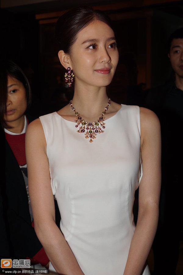 刘诗诗着白色露背礼服大秀好身段 与老外嗨聊