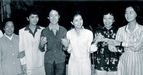 　1980年，日本电影代表团访问上译厂。左起：李梓、栗原小卷（李梓为栗原在《望乡》中的角色配音）、刘广宁、吉永小百合、丁建华、中野良子。