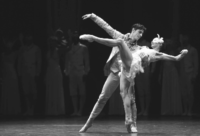 蒙特卡罗芭蕾舞团在上海演出的当代版芭蕾舞剧《天鹅湖》。