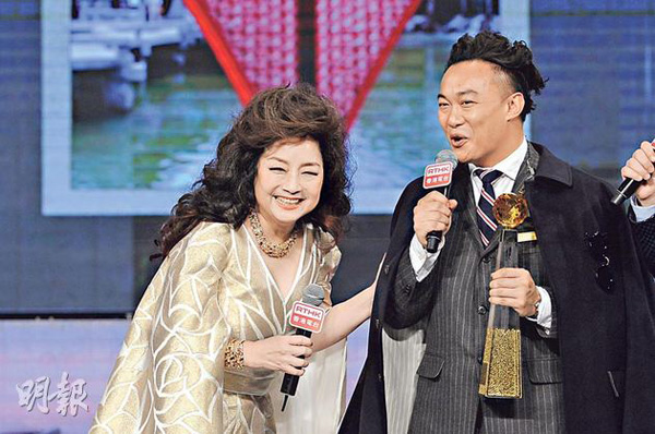 徐小凤颁奖给Eason，乘机请他排队做演唱会嘉宾