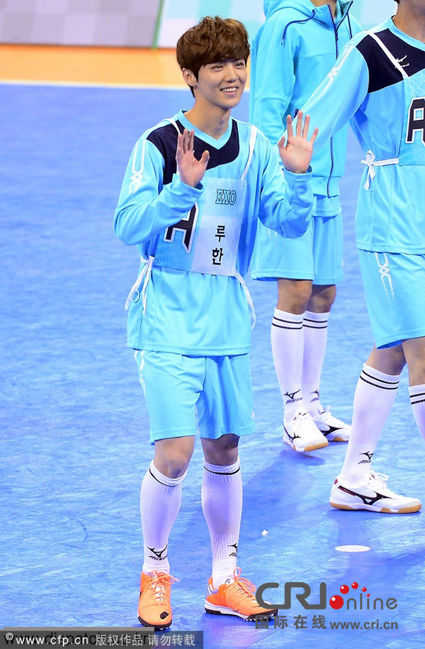 李起光、尹斗俊大玩骑马庆贺EXO鹿晗帅气踢