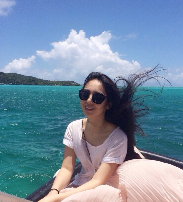 佟丽娅父亲抵达大溪地参加女儿婚礼(图)
