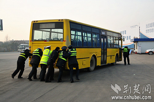 武汉交管开启春运服务模式 首日查违19起|超