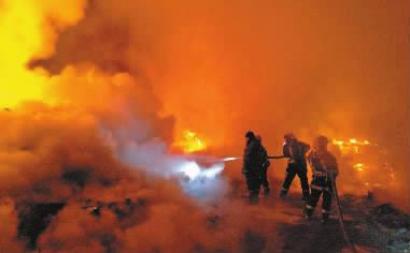 消防官兵不顾危险 火场抢出两个钢瓶|灭火|官