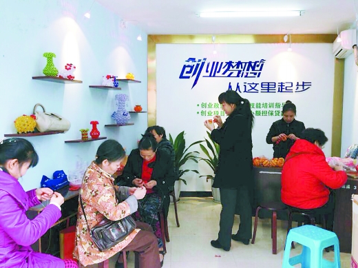 街道办了个创业工作室,大妈大婶家门口挣钱|老