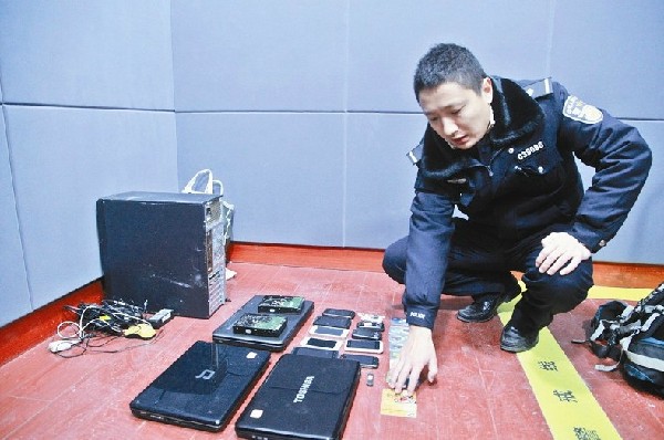 警方展示查获的作案工具