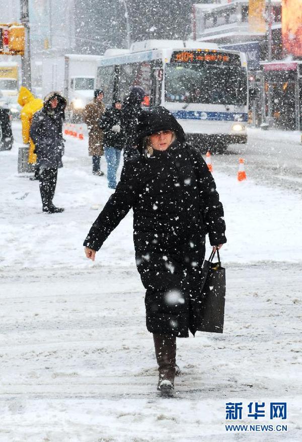 美国东北部地区大雪降温 交通出行受严重影响