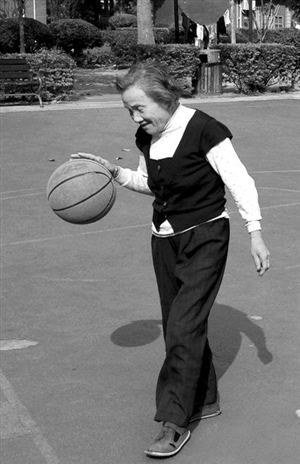 80岁老奶奶爱打篮球 还能做150个俯卧撑|投篮