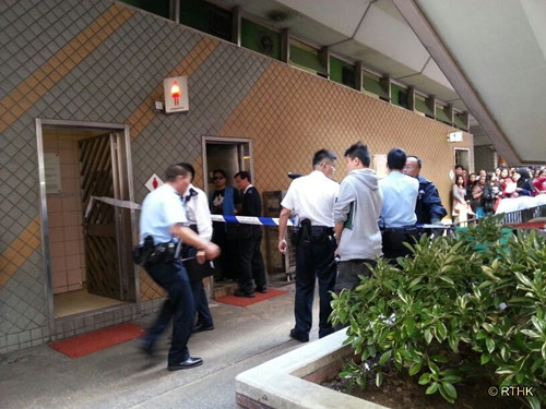 发现死婴的公厕被警方封锁/香港电台图src=
