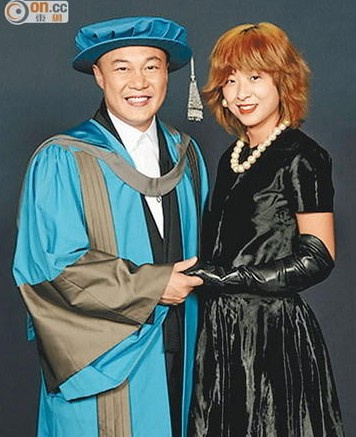 39岁陈奕迅英国当博士 徐濠萦带女儿为老公捧
