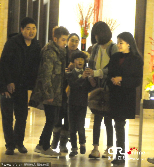 天天现身酒店获粉丝求合影 拍完忙跟寇静撒娇