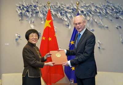 驻欧盟使团团长杨燕怡大使向欧洲理事会主席范