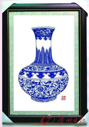 　　青花瓷剪纸。