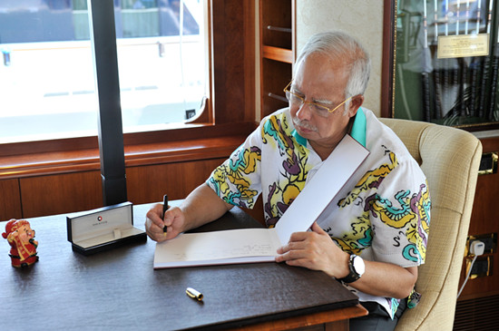 马来西亚总理坐在华彬集团海熊号游艇上题词