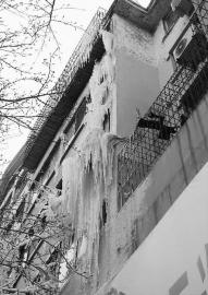 太阳能热水器漏水冰瀑高悬