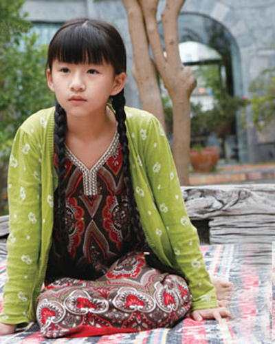 小彩旗小时候 小彩旗额长发从小就保持着,齐刘海与长直发很有灵性.