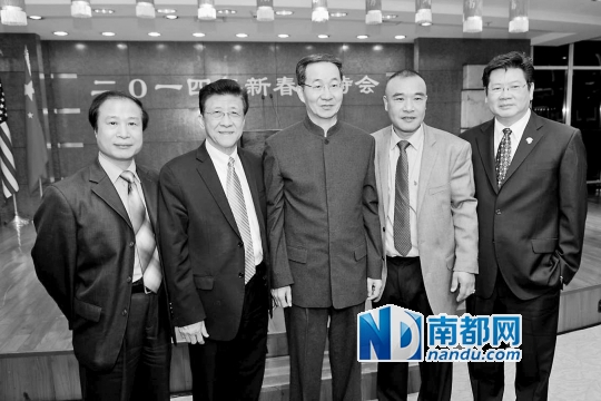 孙国祥总领事(中)、苏焕光(左二)、李雄(左一)、李永耀(右二)。 南都纽约讯 2014年1月20日晚,中国驻纽约总领馆举行春节招待会,联合国副秘书长吴红波、中国常驻联合国代表刘结一、美国华人工商业联合会副主席李雄,顾问苏焕光以及美东地区侨学各界代表近千人出席。 中国驻纽约总领事孙国祥向来宾们拜年,并通过他们向美东地区的广大侨胞拜年,祝大家春节快乐、身体健康、合家欢乐、万事如意、马到成功。 孙国祥在致辞中简要回顾了过去一年中国取得的辉煌成就,并介绍了中美关系发展的情况。他表示,过去的一年是中国迈向改革新