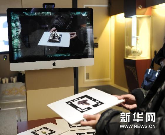 2月13日，市民通过互动展示设备参观文物。新华网图片 邵琨 摄-图片版权归原作者所有