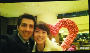 情人节朱茵甜蜜晒收花 梁咏琪与老公亲密合影(图)