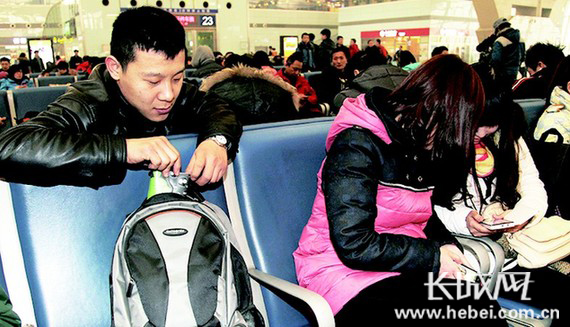 大学生玩着手机候车 上车后发现电脑没了|小李