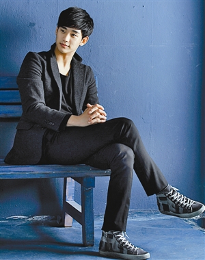 左撇子:虽然在电影中都敏俊右手吃饭右手拿笔,但金秀贤本人是左撇子