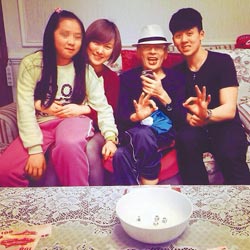 高凌风（右二）今年除夕时，和宝弟（右起）、阿宝和宝妹开心团聚图片来源：台湾“中国时报”
