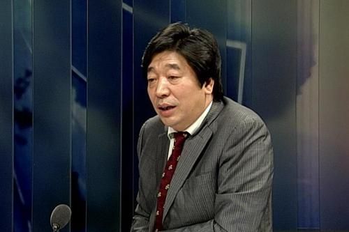 　　央视证券资讯频道执行总编辑兼首席新闻评论员钮文新