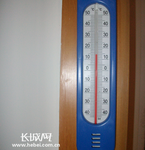 三单元的王先生家温度计显示室温也不足15度.徐彩云 摄