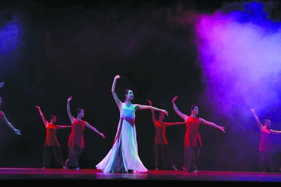 韩国光州文艺专场演出现场，韩国艺术家表演舞蹈《鹊枕》。