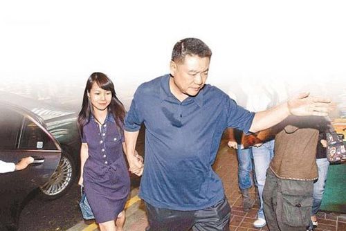 刘銮雄一家午膳四车侍候 不回应记者官司提问|香港|湾仔_凤凰娱乐