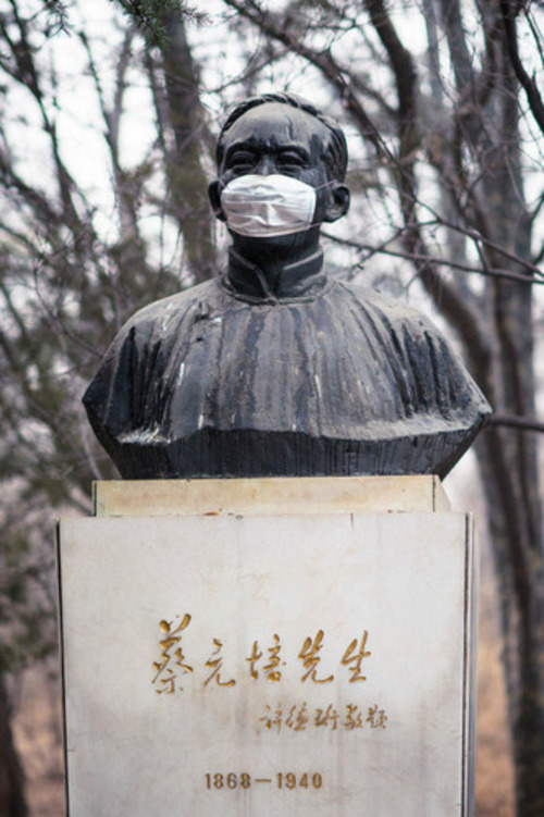 北京重度雾霾 北大校园人物雕塑被戴口罩|先贤