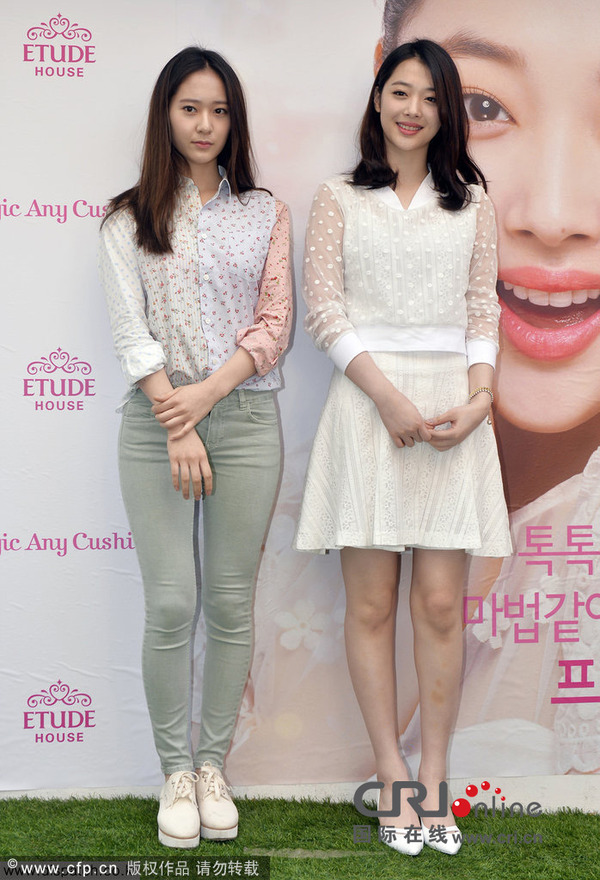 f(x)雪莉着粉裙大秀笑容 郑秀晶化身冰美人盯