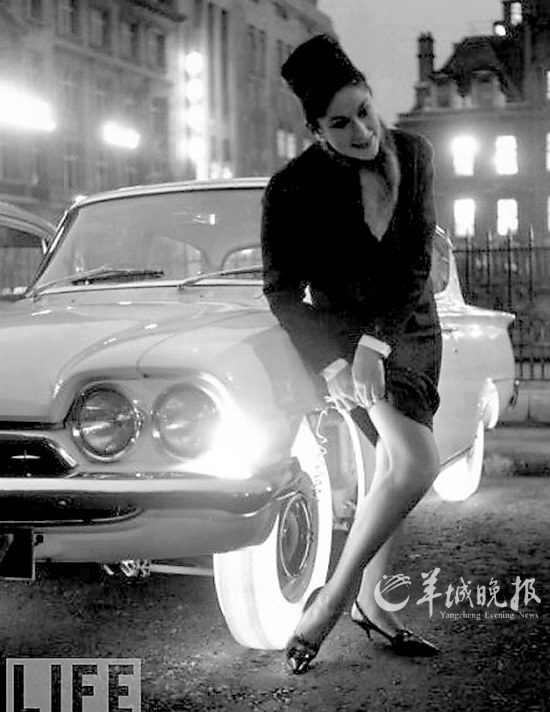 　　1961年，夜光轮胎：夜色里，女士可以借着灯光整理自己的丝袜了。