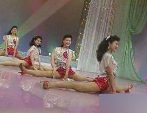 【新闻有读618期】<em>美女</em>记者<em>直播</em>中吞鼻涕 猫