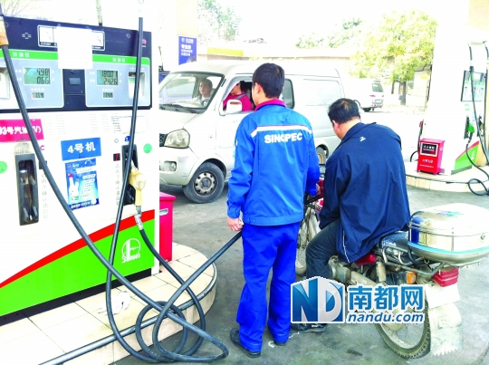 有加油站仍给摩托加油?|摩托车|号牌