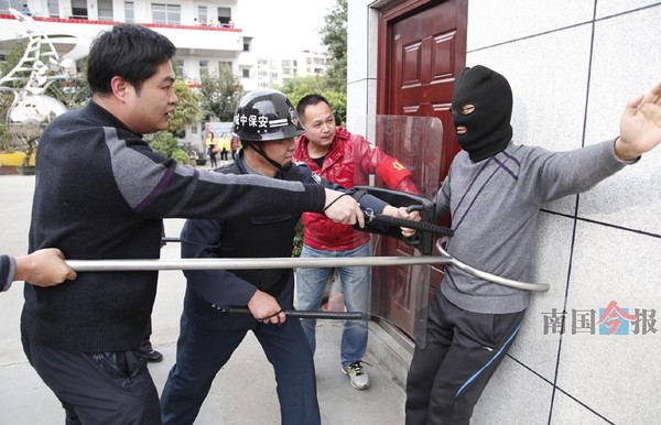 柳州一小学组织反暴力伤害演练 遇到歹徒如何