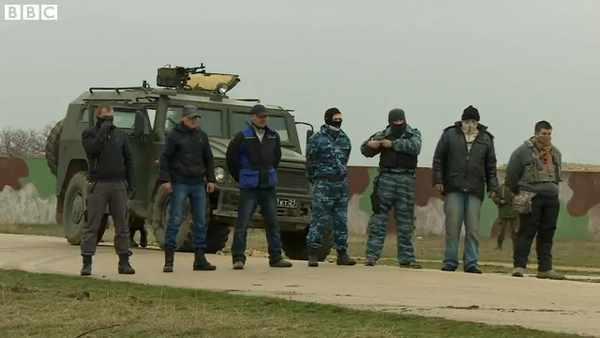 俄军出现了7名全副武装的平民打扮的人员。