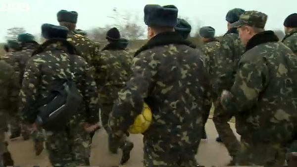 视频截图：乌军士兵打道回府。