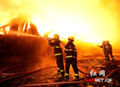 望城消防36年传承坚守雷锋精神 消防兵就是活