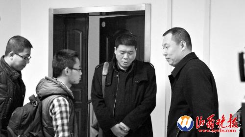 民警與老師勸曹晨要好好學(xué)習(xí)