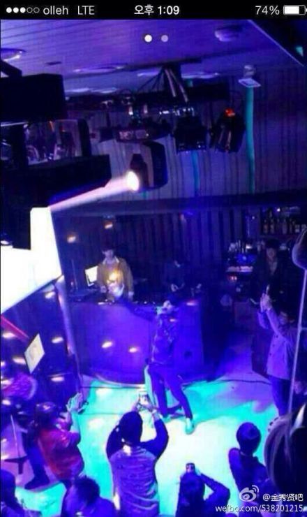 金秀贤杀青宴夜店嗨歌照 遮都敏俊大热锅盖头