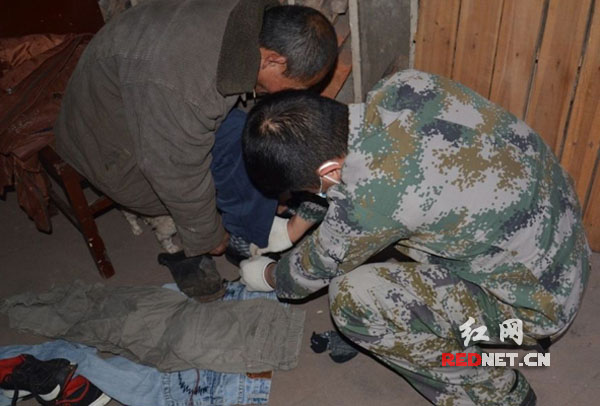 (曹艺在给老人系鞋带) 论坛帖文: 遇到长沙最帅的兵哥 给贫困老人穿衣穿鞋清理垃圾 红网长沙3月7日讯(记者 彭玲玲)曹艺是一名军人,虽在1991年出生,但眉宇间已有了一份英气,从去年年底到现在,他一直义务照顾长沙雅堂村社区一对贫困老人,有人拍下他照顾老人时的照片并传到网上,一时引来网友热棒,盛赞他为长沙最帅兵哥。 3月6日,红网论坛出现一篇题为《遇到长沙最帅兵哥 给贫困老人穿衣穿鞋清理垃圾》的帖文,称在长沙一社区遇到这位兵哥,社区有对老年夫妻很贫困,又嗜好捡垃圾,弄得自己的生活及周边环境都脏兮兮的