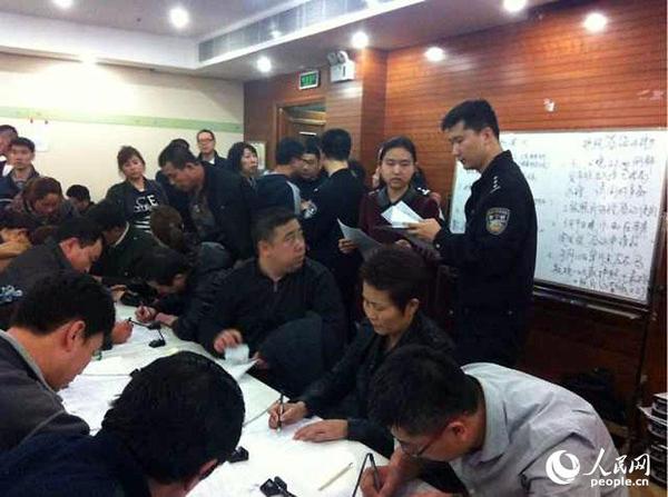 入境管理局民警现场助乘客家属填护照申请表|